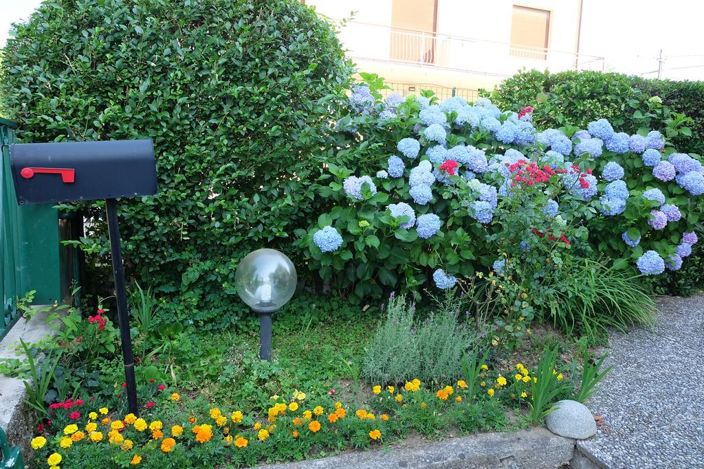 Aria Di Casa B&B Cantù Eksteriør billede